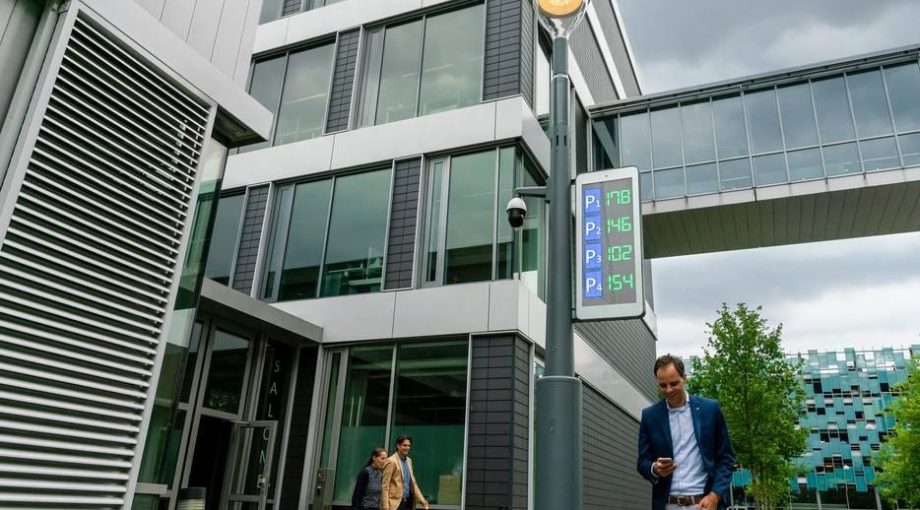 Hightech lantaarnpaal van signify op high tech campus