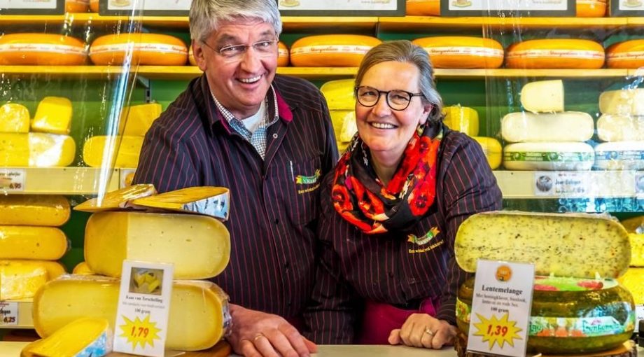 Johan en jeannet Slootweg in hun kasszaak aan de Andresdreef