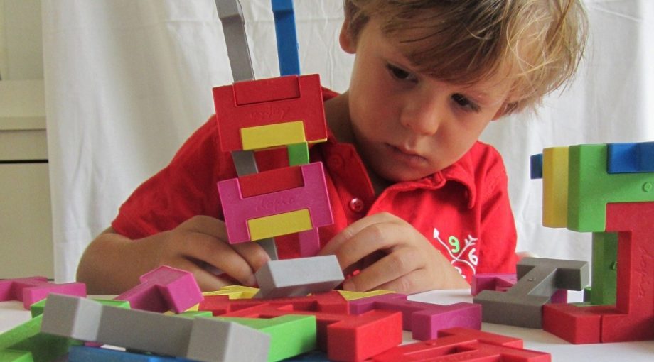 Jongen dopioo speelgoed spelen