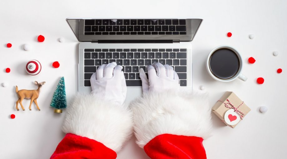 Kerstman achter laptop