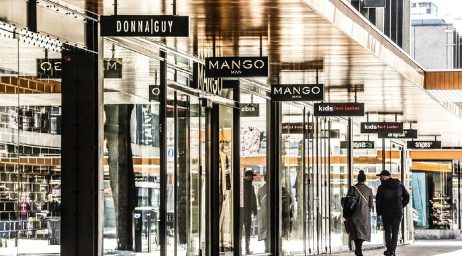 Lege straten in winkelcentrum tijdens coronacrisis