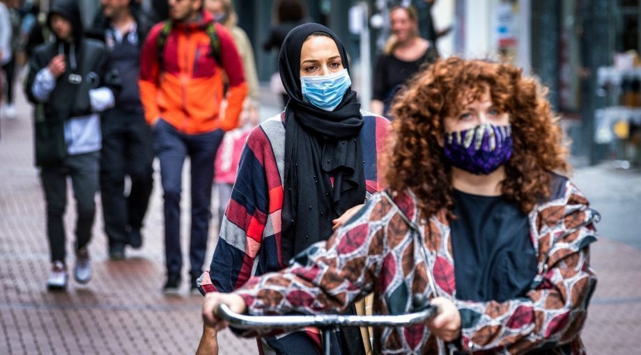 Mondkapjesplicht kalverstraat amsterdam zingen rond