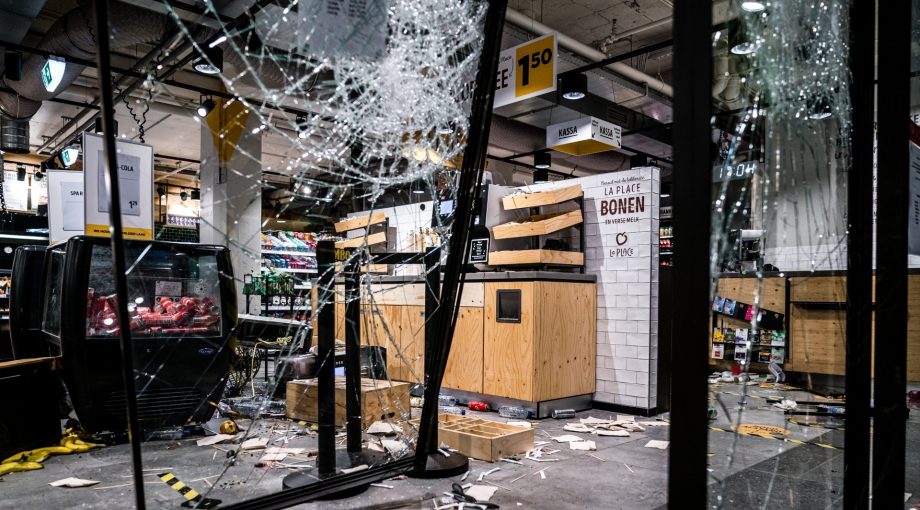 Plundering jumbo eindhoven rellen demonstratie