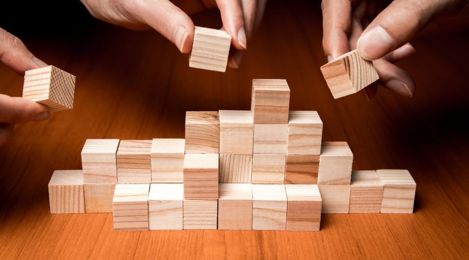 Samen houten blokjes samenwerking team