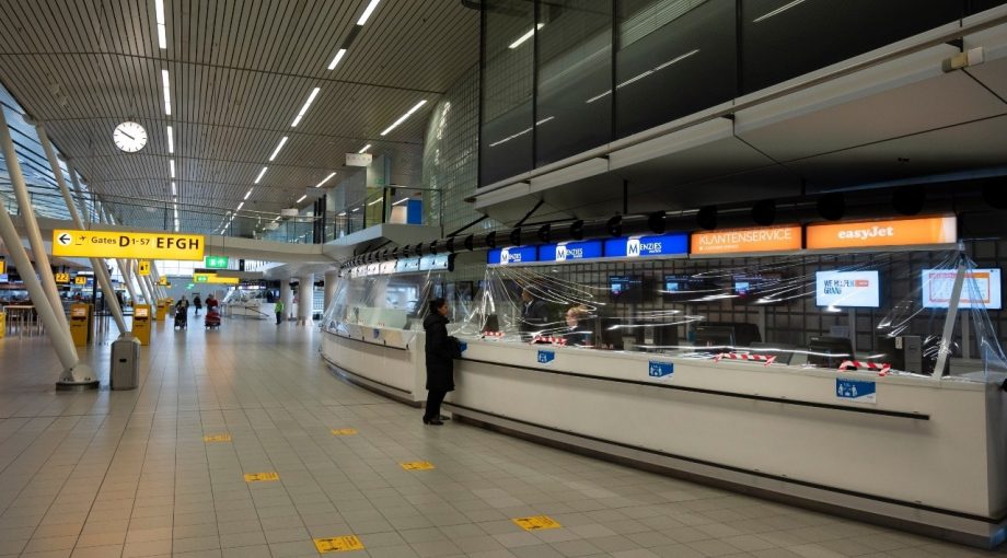 Schiphol corona luchthaven balie