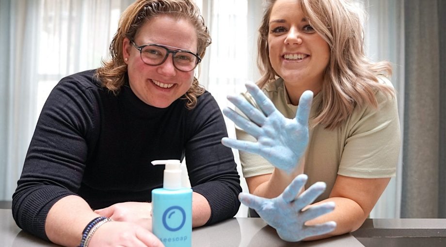 Seesoap michelle links sophie rechts blauwe zeep corona handen wassen