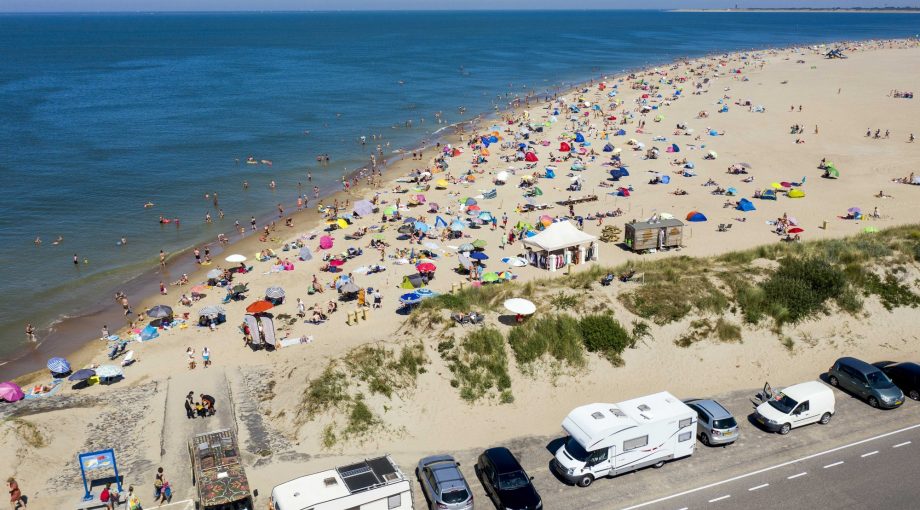 Strand drukte zomer corona horeca