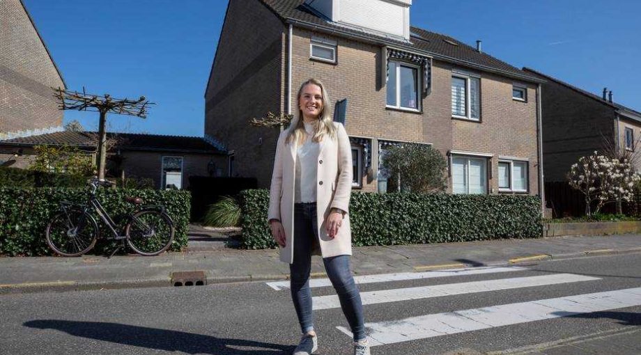 Studente runt een oppasbureau in coronatijden