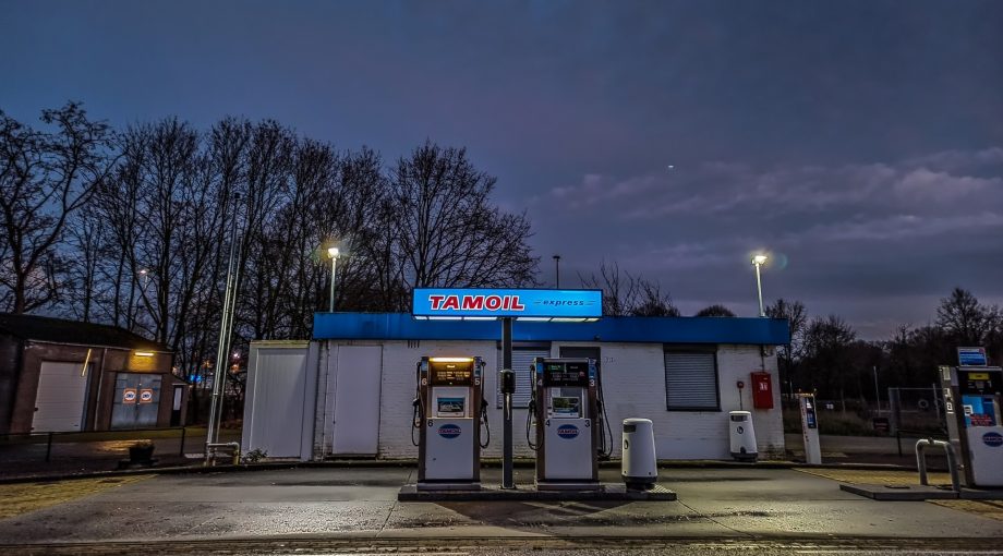 Tankstation avond vrachtwagenchauffeurs