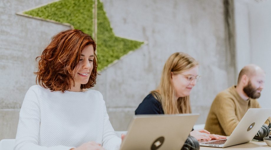 Teamleader drie personen laptop