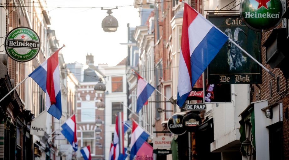Vlag roodwitblauw nederland winkelstraat koningsdag