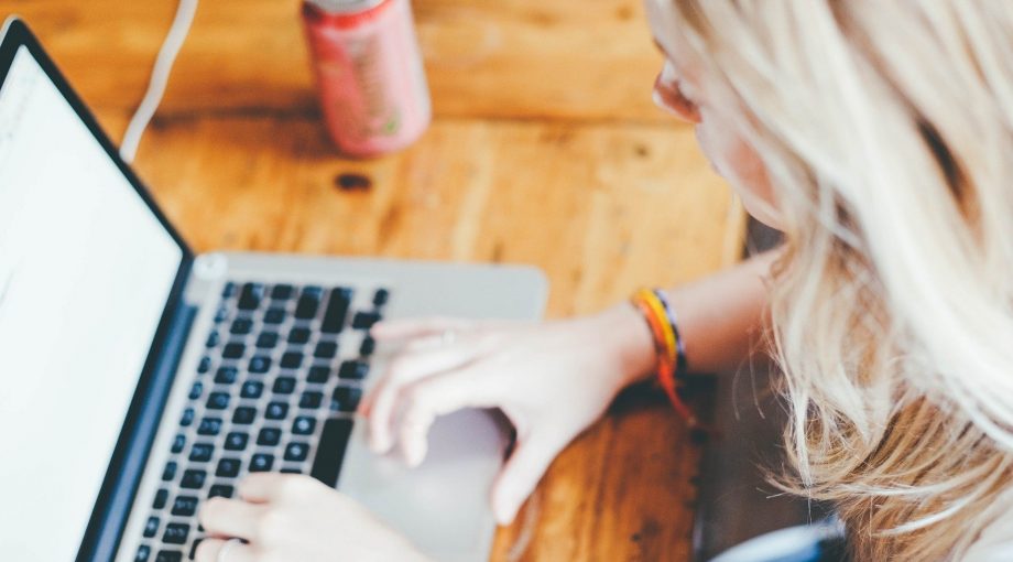 Vrouw computer manier behoed medewerkers rsi