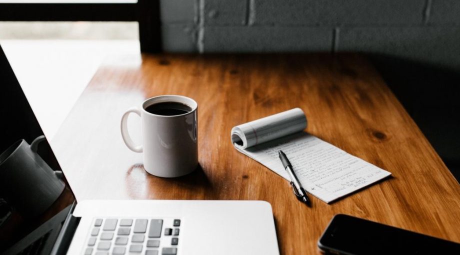 Werkplek thuis koffie laptop corona