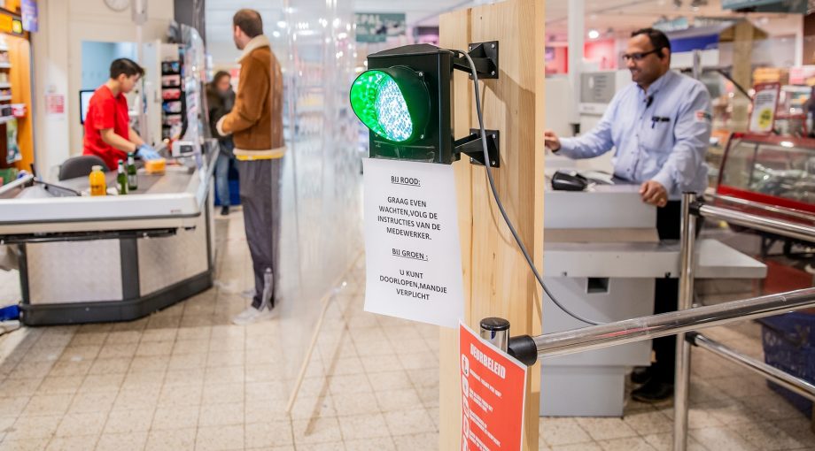 Winkelier stoplicht klanten corona anderhalvemeter economie
