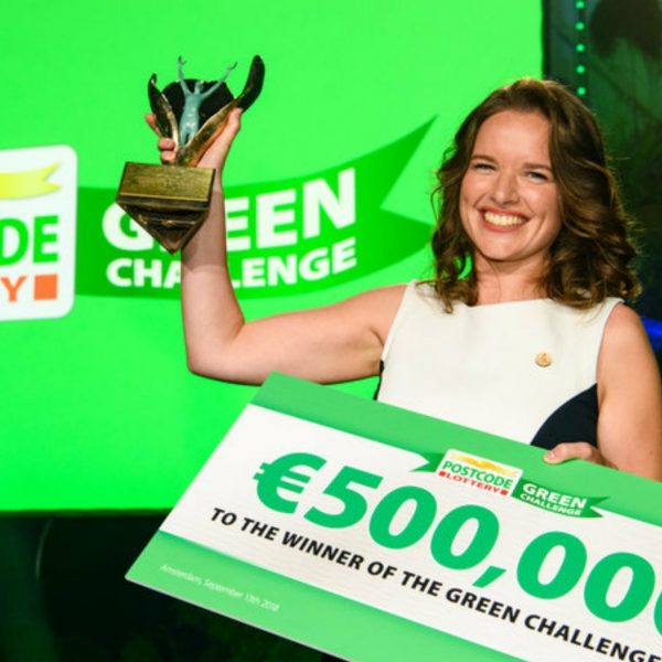 Anne Marieke Eveleens GBB cheque Postcode Loterij Green Challenge award