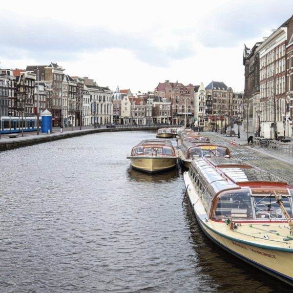 Rondvaartboten in Amsterdam liggen stil door de coronacrisis BEELD ANOUK HULSEBOSCH