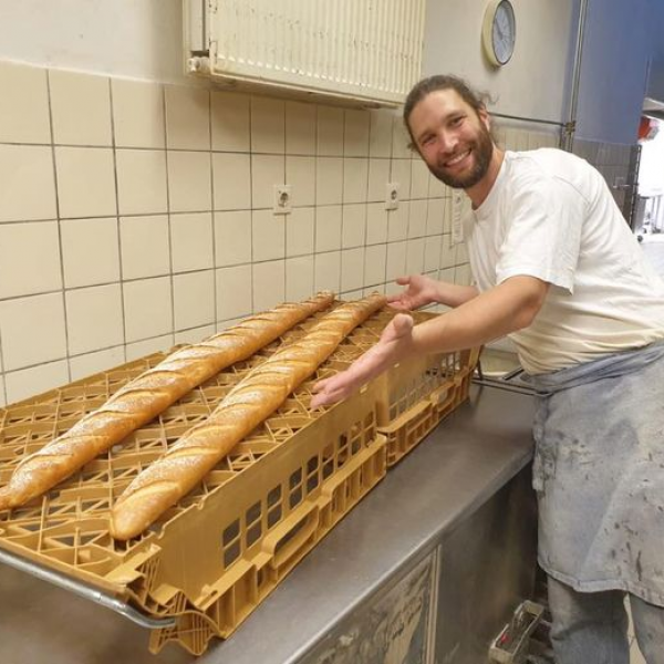Broodbakker Arjan Bruijn met de anderhalve meter stokbroden