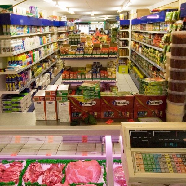 Buurtwinkel supermarkt togs corona