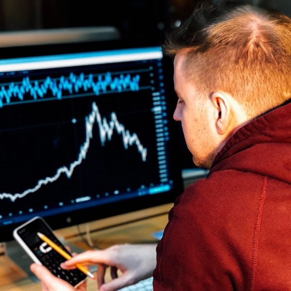 Groei mkb financieel man rekenmachine