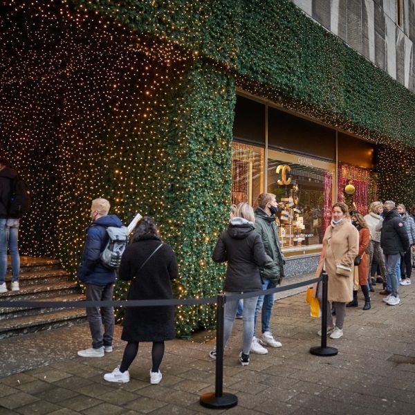 Klanten rij winkels corona crisis