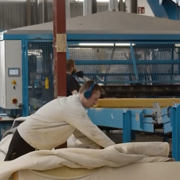 Recyclebedrijf retour matras innoveert fabriek