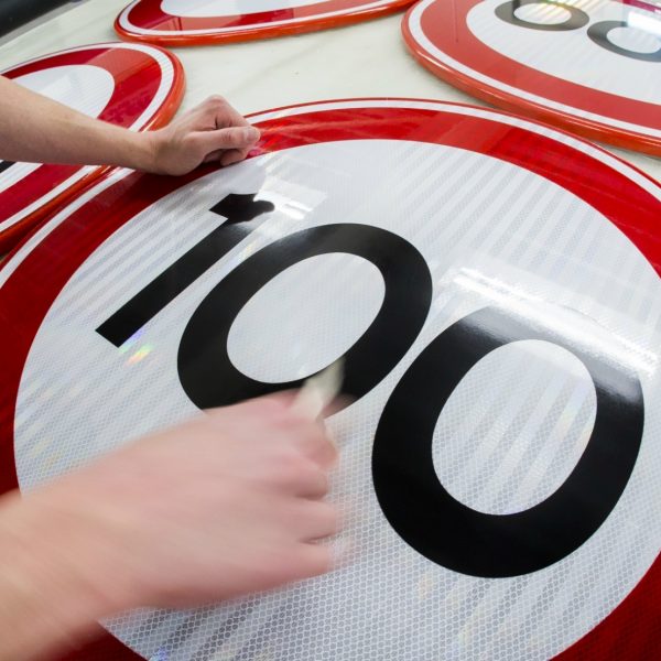 Snelheid 100 120 verkeersbord