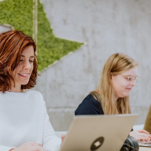Teamleader drie personen laptop