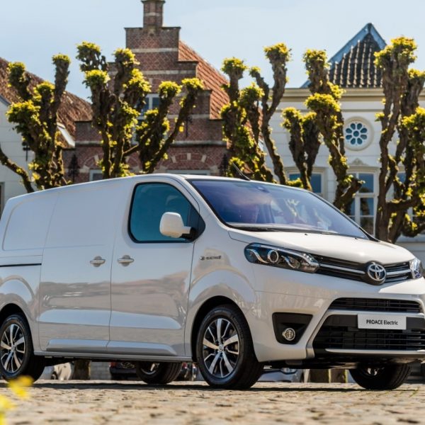 Toyota proace bestelwagen elektrisch stekker
