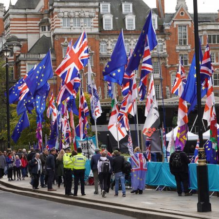 Brexit deal Londen flags unsplash