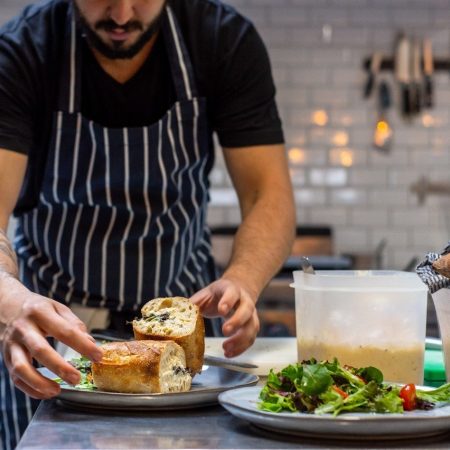 Chefkok in actie louis hansel shotsoflouis unsplash