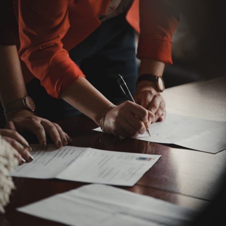 Contract financieel personeel romain dancre unsplash