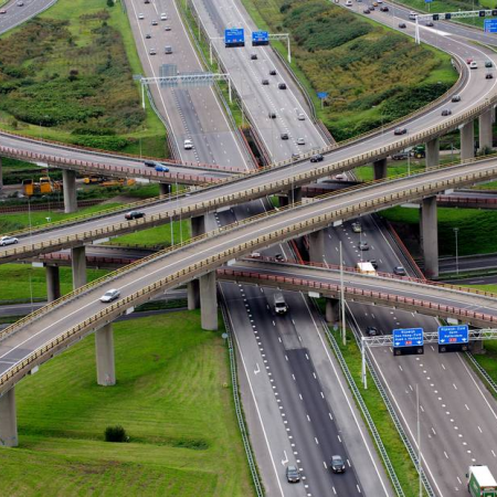 De A4 ter hoogte van het Prins Clausplein We maken weer veel kilometers maar files zijn zeldzaam geworden