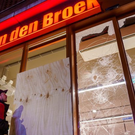 Dirk supermarkt rotterdam rellen avondklok nacht