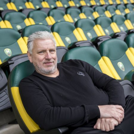 John van Zweden behangkoning ADO Swansea