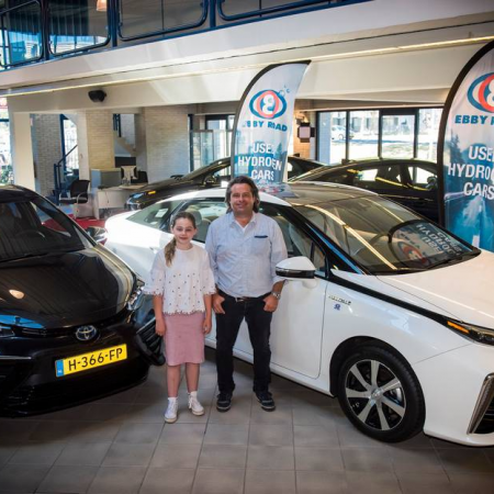 Jos van Stratum en zijn dochter Ebby in de showroom