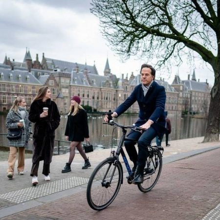 Mark Rutte op een Koga F3