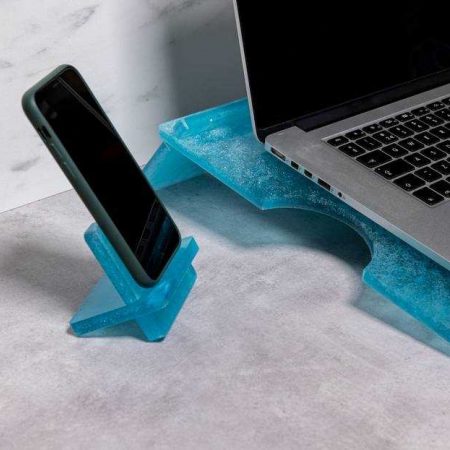 Mobiel en laptopstandaard van gerecyclede mondkapjes