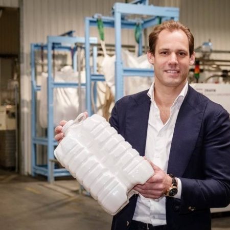Paul Harkema in de fabriek van Pet Innovators