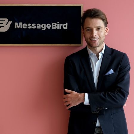 Robert Vis Message Bird muur logo