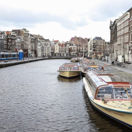 Rondvaartboten in Amsterdam liggen stil door de coronacrisis BEELD ANOUK HULSEBOSCH