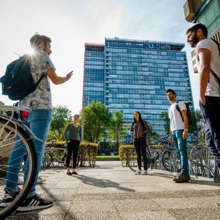 Studenten op TU Delft campus