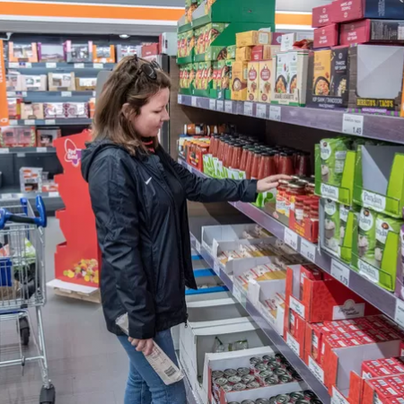 Verslaggever Colette Beckers doet inkopen bij de Aldi in Groesbeek en daarna de Aldi in Kranenburg om te kijken waar de boodschappen het goedkoopst zijn2