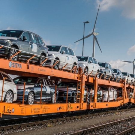 Volvo auto transport trein