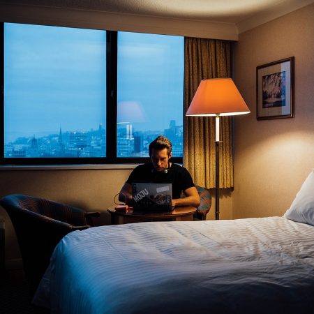 Voor De Thuis Werkers hotelkamer man laptop
