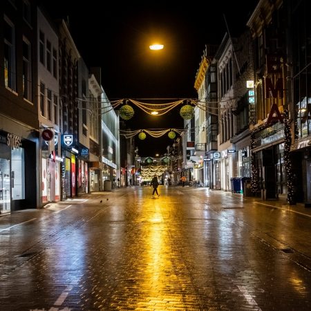Avondklok straatbeeld winkelstraat