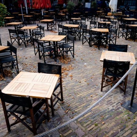 Horeca dicht leeg terras