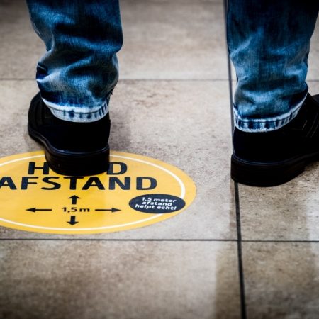 Houd afstand winkel corona