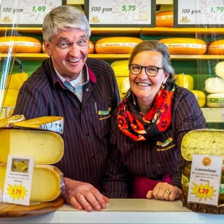 Johan en jeannet Slootweg in hun kasszaak aan de Andresdreef
