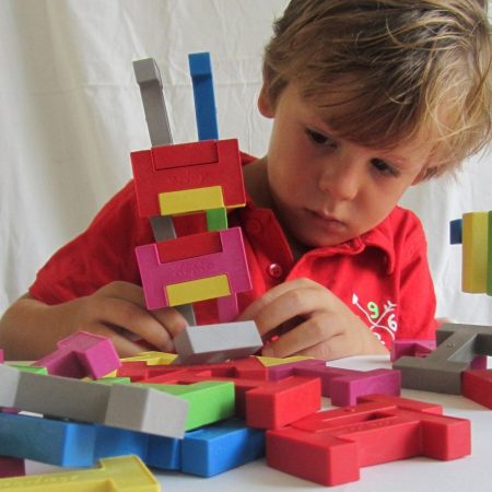 Jongen dopioo speelgoed spelen