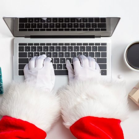 Kerstman achter laptop